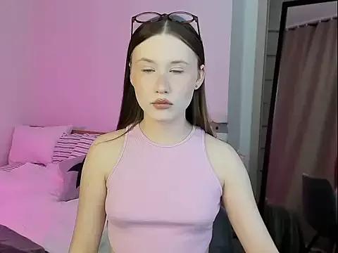 Discover our girls online shows and discover the company of countless livestreamers, with stunning shapes, sex toys and more.