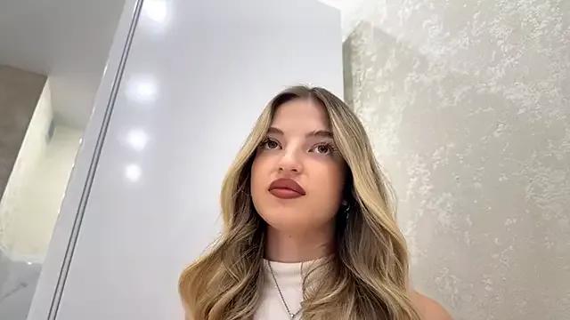 Discover our girls online shows and discover the company of countless livestreamers, with stunning shapes, sex toys and more.