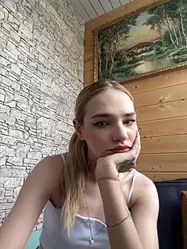 Discover our girls online shows and discover the company of countless livestreamers, with stunning shapes, sex toys and more.