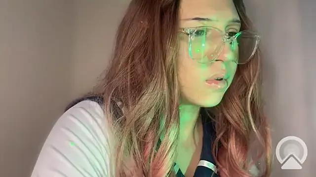 Discover our girls online shows and discover the company of countless livestreamers, with stunning shapes, sex toys and more.