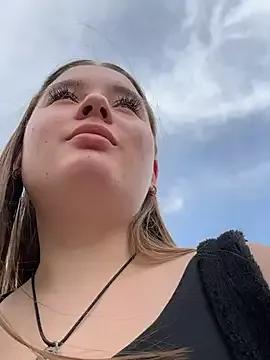 Discover our girls online shows and discover the company of countless livestreamers, with stunning shapes, sex toys and more.