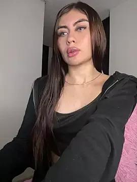 Discover our girls online shows and discover the company of countless livestreamers, with stunning shapes, sex toys and more.