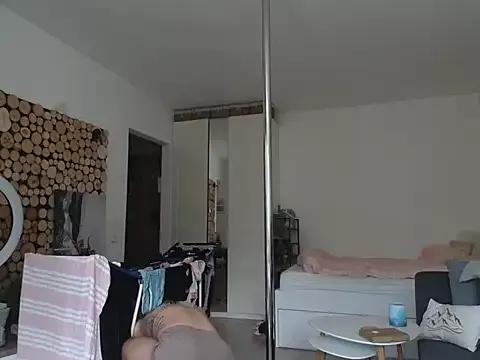 Discover our girls online shows and discover the company of countless livestreamers, with stunning shapes, sex toys and more.