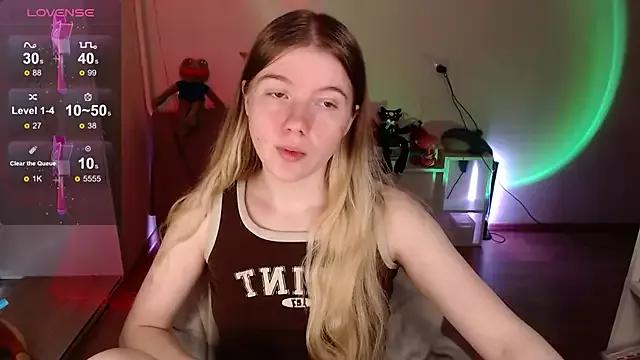Discover our girls online shows and discover the company of countless livestreamers, with stunning shapes, sex toys and more.