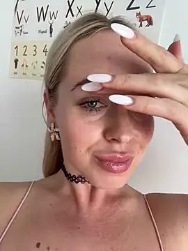 Discover our girls online shows and discover the company of countless livestreamers, with stunning shapes, sex toys and more.