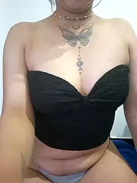 Discover our girls online shows and discover the company of countless livestreamers, with stunning shapes, sex toys and more.