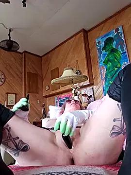 Discover our girls online shows and discover the company of countless livestreamers, with stunning shapes, sex toys and more.