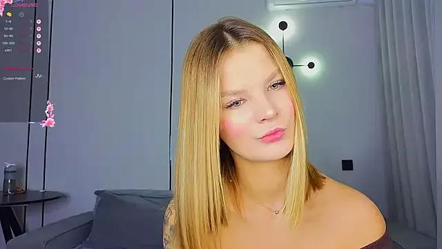 Discover our girls online shows and discover the company of countless livestreamers, with stunning shapes, sex toys and more.