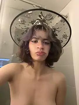 Discover our girls online shows and discover the company of countless livestreamers, with stunning shapes, sex toys and more.