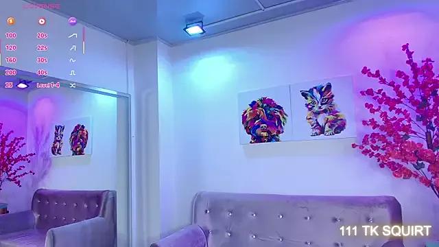 Discover our girls online shows and discover the company of countless livestreamers, with stunning shapes, sex toys and more.