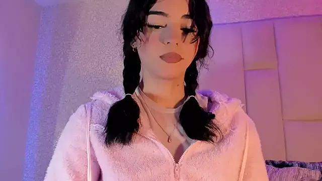 Discover our girls online shows and discover the company of countless livestreamers, with stunning shapes, sex toys and more.