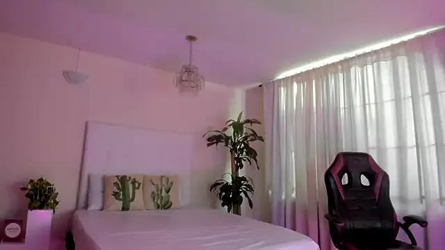 Discover our girls online shows and discover the company of countless livestreamers, with stunning shapes, sex toys and more.