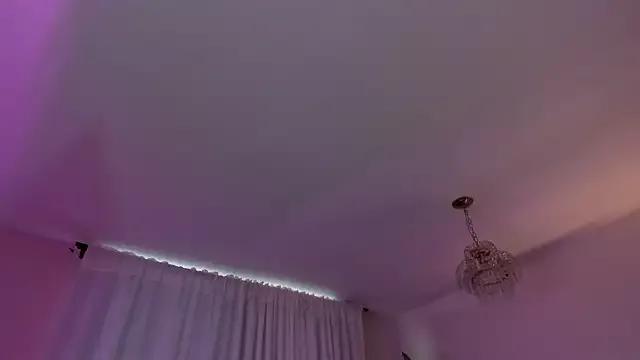 Discover our girls online shows and discover the company of countless livestreamers, with stunning shapes, sex toys and more.