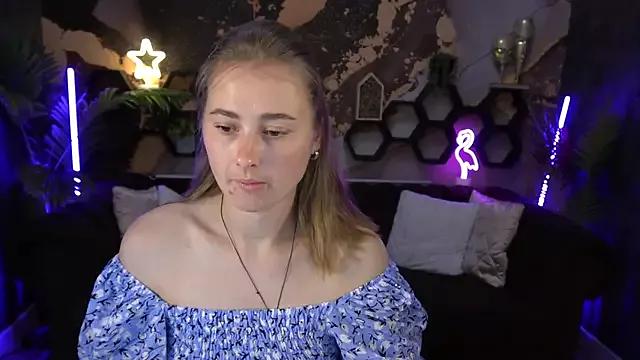 Discover our girls online shows and discover the company of countless livestreamers, with stunning shapes, sex toys and more.