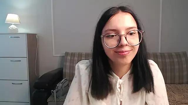 Discover our girls online shows and discover the company of countless livestreamers, with stunning shapes, sex toys and more.