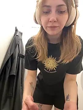 Discover our girls online shows and discover the company of countless livestreamers, with stunning shapes, sex toys and more.