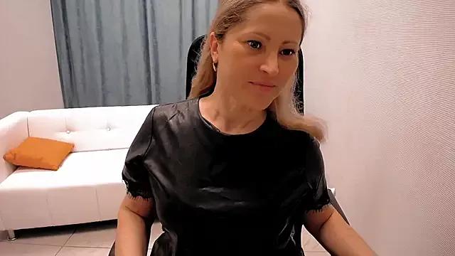 Discover our girls online shows and discover the company of countless livestreamers, with stunning shapes, sex toys and more.