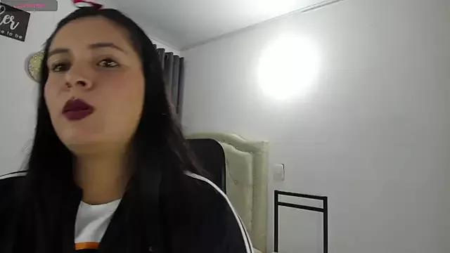 Discover our girls online shows and discover the company of countless livestreamers, with stunning shapes, sex toys and more.