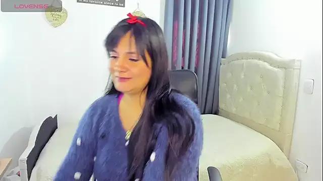 Discover our girls online shows and discover the company of countless livestreamers, with stunning shapes, sex toys and more.