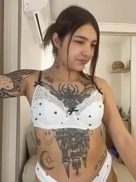 Discover our girls online shows and discover the company of countless livestreamers, with stunning shapes, sex toys and more.