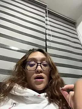 Discover our girls online shows and discover the company of countless livestreamers, with stunning shapes, sex toys and more.