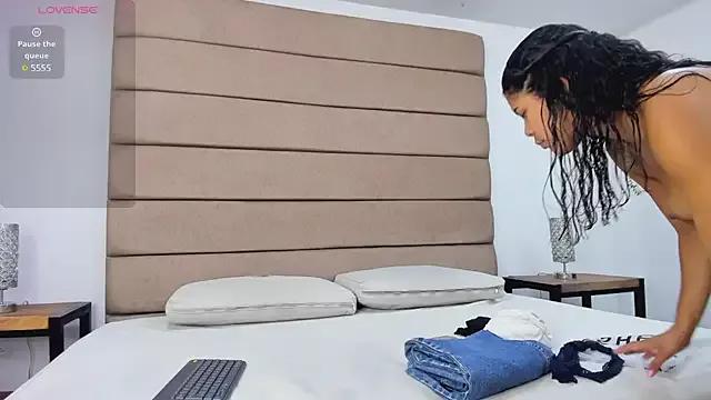 Discover our girls online shows and discover the company of countless livestreamers, with stunning shapes, sex toys and more.