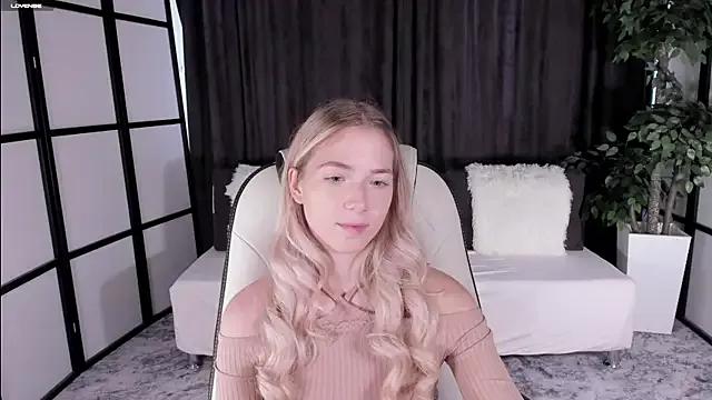 Discover our girls online shows and discover the company of countless livestreamers, with stunning shapes, sex toys and more.
