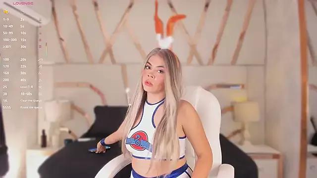 Discover our girls online shows and discover the company of countless livestreamers, with stunning shapes, sex toys and more.