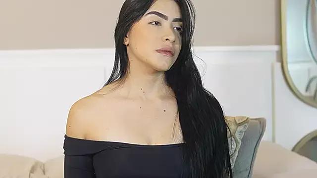 Discover our girls online shows and discover the company of countless livestreamers, with stunning shapes, sex toys and more.