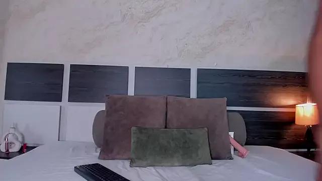 Discover our girls online shows and discover the company of countless livestreamers, with stunning shapes, sex toys and more.