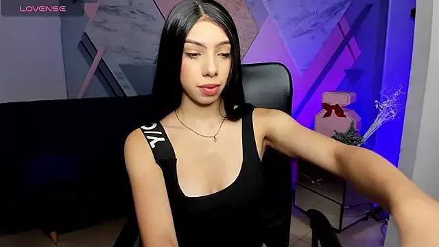 Discover our girls online shows and discover the company of countless livestreamers, with stunning shapes, sex toys and more.