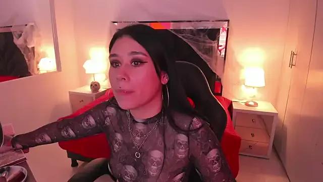 Discover our girls online shows and discover the company of countless livestreamers, with stunning shapes, sex toys and more.