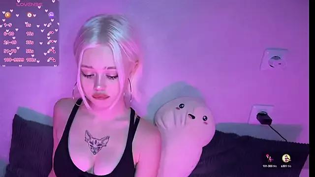 Discover our girls online shows and discover the company of countless livestreamers, with stunning shapes, sex toys and more.
