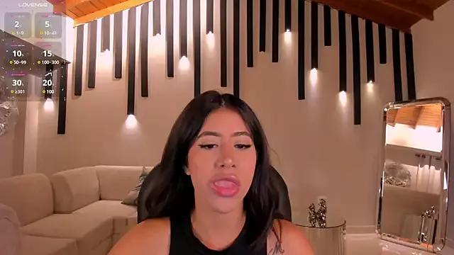 Discover our girls online shows and discover the company of countless livestreamers, with stunning shapes, sex toys and more.