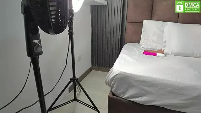 Discover our girls online shows and discover the company of countless livestreamers, with stunning shapes, sex toys and more.