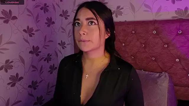Discover our girls online shows and discover the company of countless livestreamers, with stunning shapes, sex toys and more.