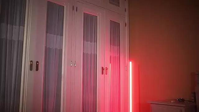 Discover our girls online shows and discover the company of countless livestreamers, with stunning shapes, sex toys and more.