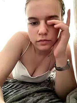 sweeet_julyy from StripChat