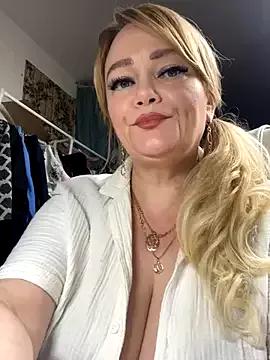 Discover our girls online shows and discover the company of countless livestreamers, with stunning shapes, sex toys and more.