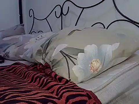 sweet18creamybigpussy from StripChat