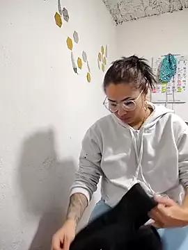Discover our girls online shows and discover the company of countless livestreamers, with stunning shapes, sex toys and more.