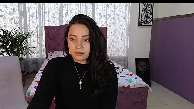 Discover our girls online shows and discover the company of countless livestreamers, with stunning shapes, sex toys and more.