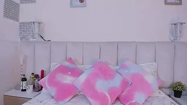 Discover our girls online shows and discover the company of countless livestreamers, with stunning shapes, sex toys and more.