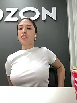 Discover our girls online shows and discover the company of countless livestreamers, with stunning shapes, sex toys and more.