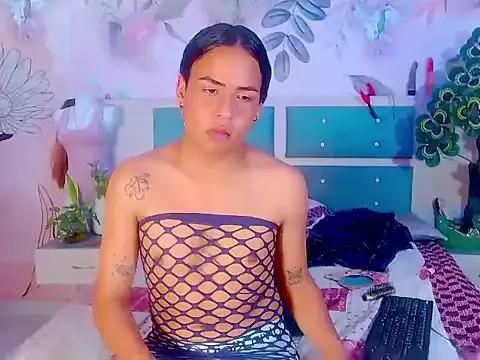 Discover our girls online shows and discover the company of countless livestreamers, with stunning shapes, sex toys and more.