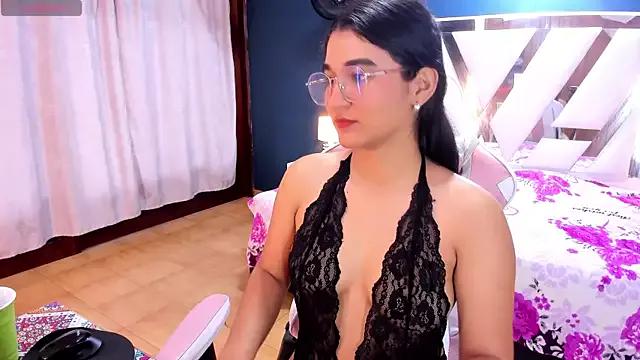 Discover our girls online shows and discover the company of countless livestreamers, with stunning shapes, sex toys and more.