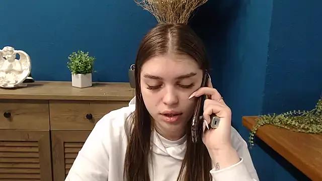 Discover our girls online shows and discover the company of countless livestreamers, with stunning shapes, sex toys and more.