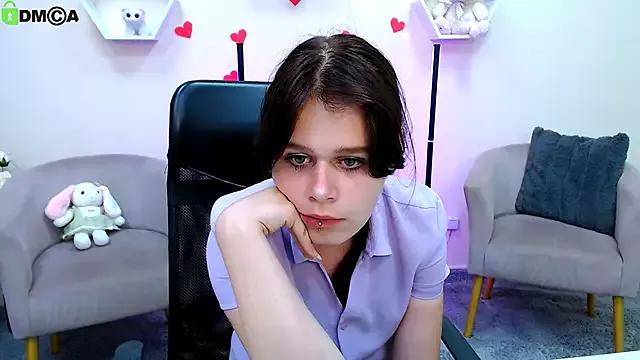 Discover our girls online shows and discover the company of countless livestreamers, with stunning shapes, sex toys and more.