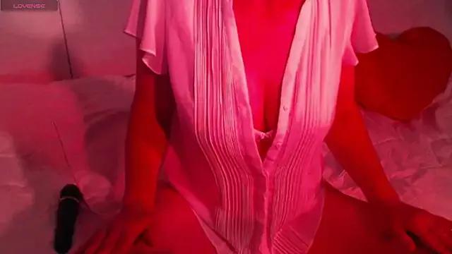 Discover our girls online shows and discover the company of countless livestreamers, with stunning shapes, sex toys and more.