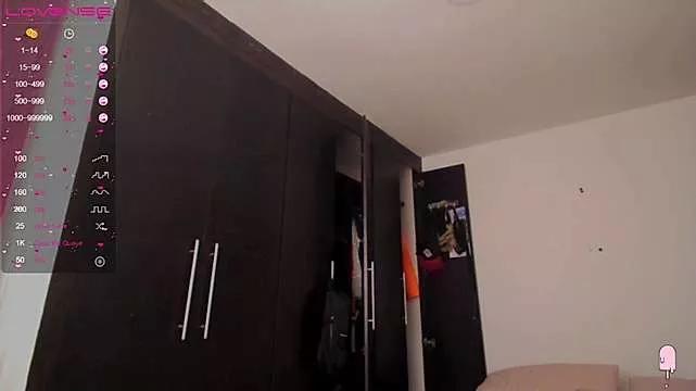 Discover our girls online shows and discover the company of countless livestreamers, with stunning shapes, sex toys and more.
